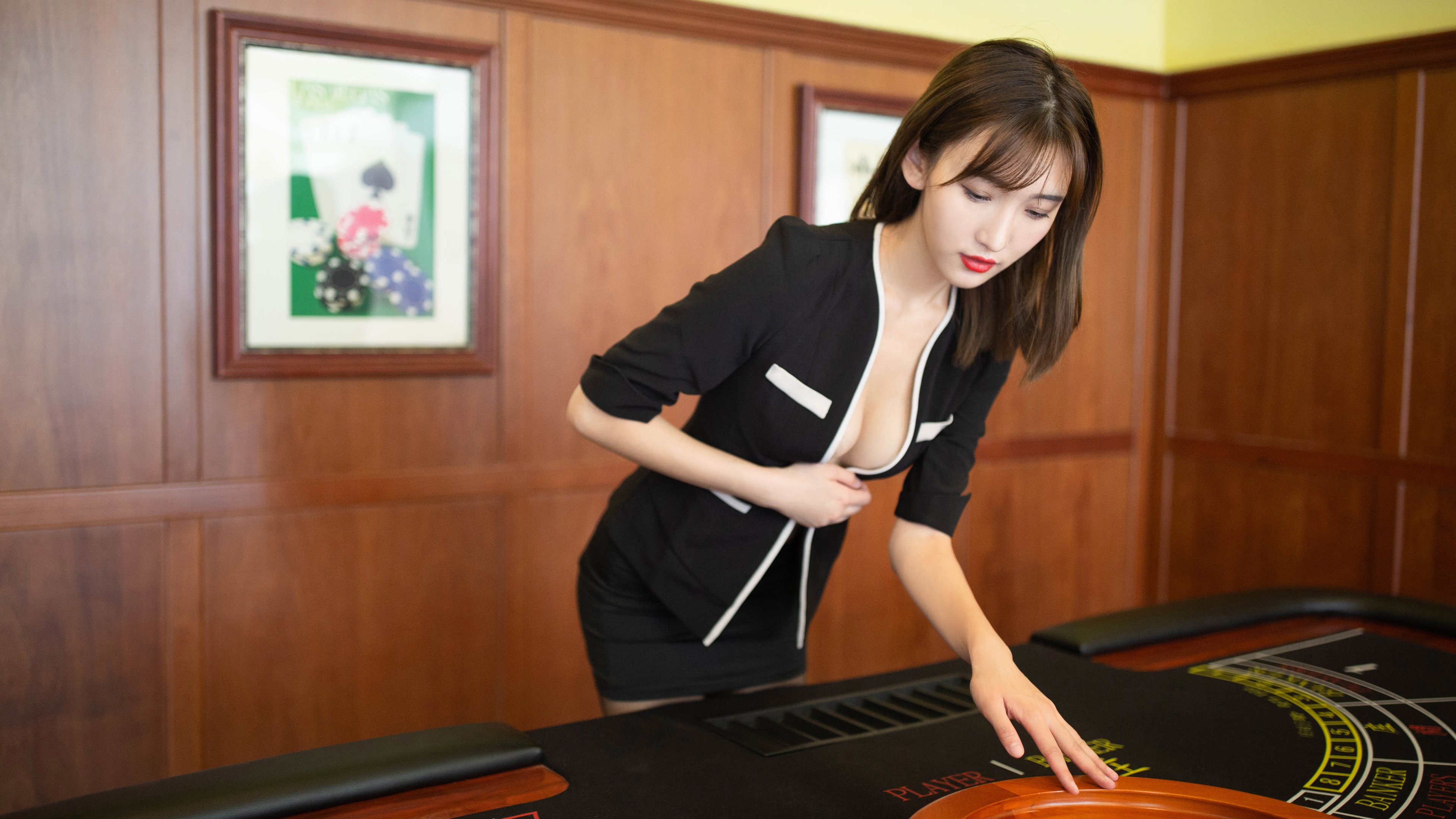 同一片绿茵，平行荣耀，本泽马一剑封喉与伊朗钢铁之师的隔空交响